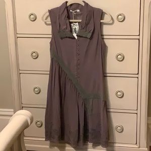 Sleeveless dress with embroidered hem and lace trim